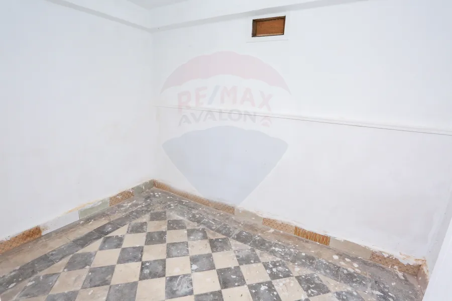 Shop 45 m + Up Floor 25 m for rent Bahri (on the tram - next to Farouk coffee)