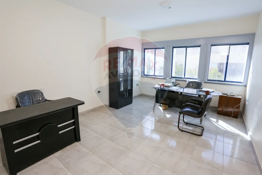 ميزان إداري للايجار 1,450 م محطة الرمل (شارع فؤاد)