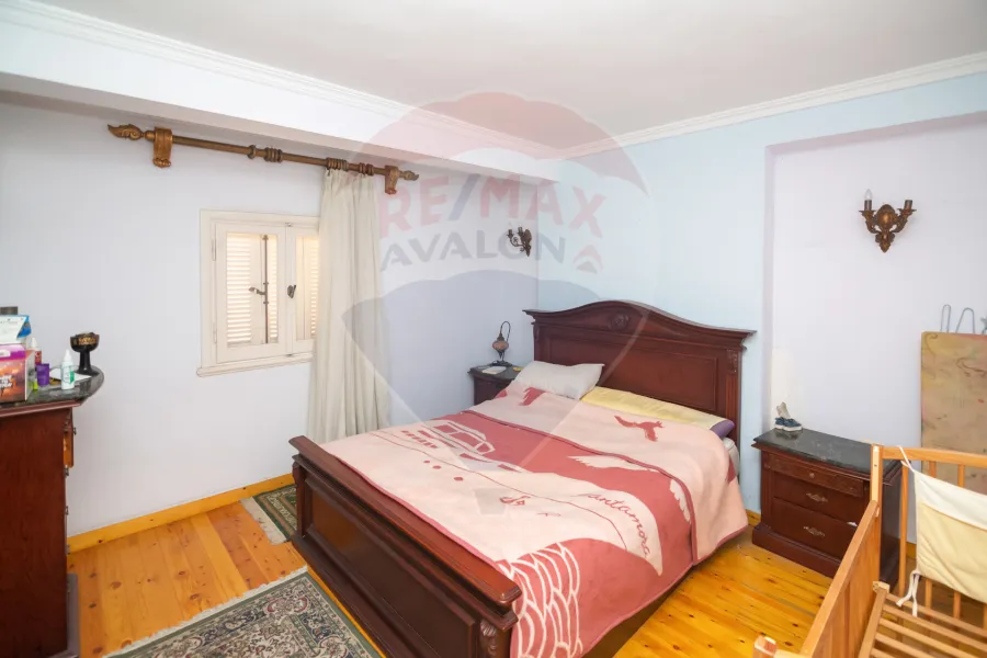 شقة دوبلكس للبيع 300 م الازاريطة (ش الاسكندر الاكبر - خطوات من البحر )