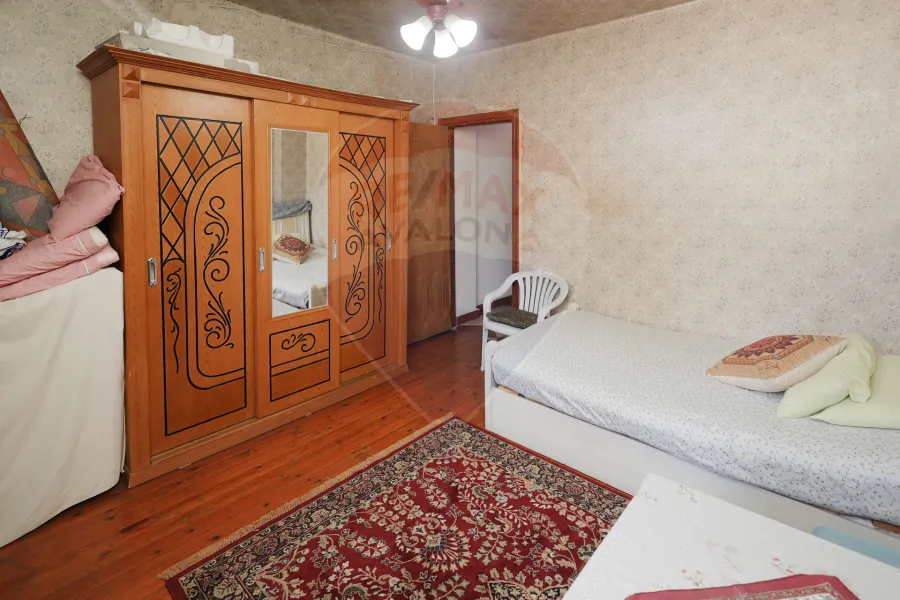 شقة للبيع 130 م جليم ( خطوات من البحر)