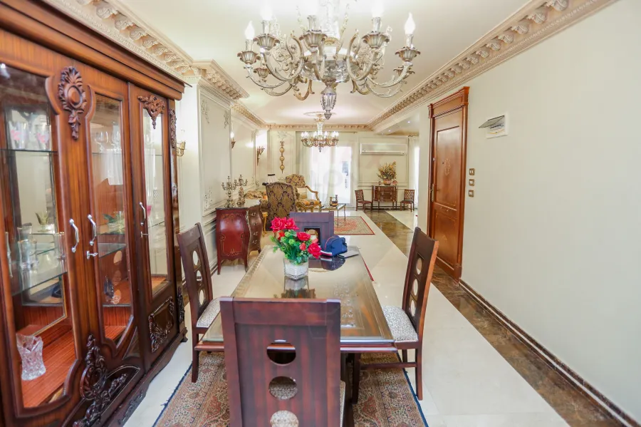 شقه للبيع  250 م كفر عبده ( خطوات من ميدان سانت جيني )