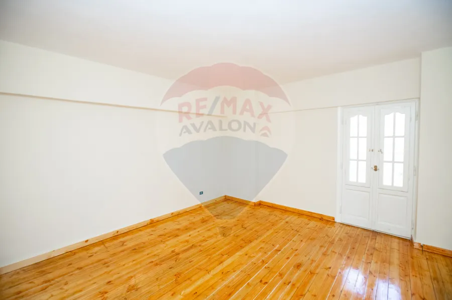 مقر ادارى للايجار 250 م  سان ستيفانو (على الترام مباشرة - خطوات من البحر)