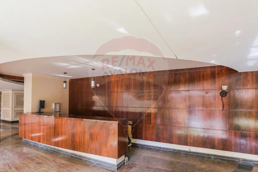 شقة للبيع 560 م رشدي (علي البحر مباشرة)