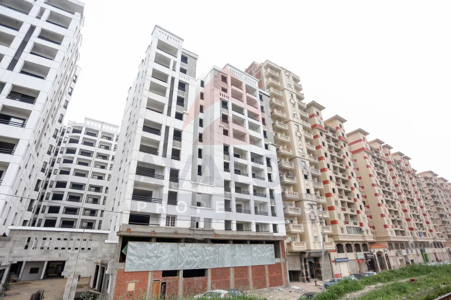 شقة للبيع 170 م سموحة (كومباوند ايست تاورز - ش الرياده واجهه امامية )