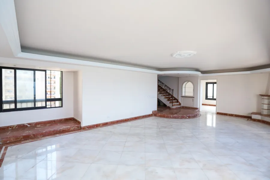 شقة دوبلكس مرخصة للبيع 307م سبورتنج (على البحر مباشرة)ً