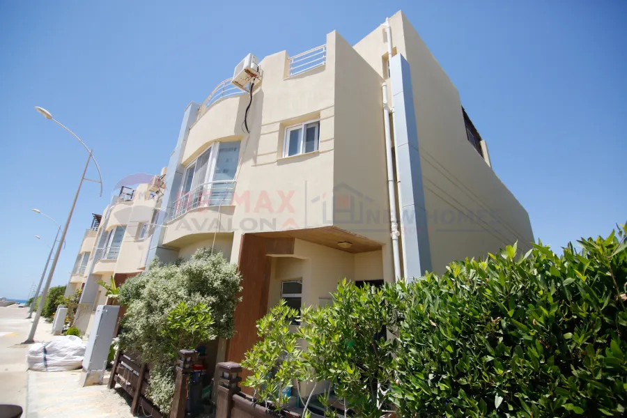 فيلا للبيع 420 م الساحل الشمالى (كومباوند سيدرا)  - صف أول على حمام السباحة