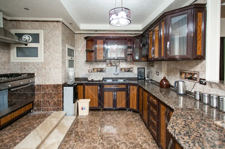 شقه للبيع 520 م سيدي بشر(ش محمد نجيب - على البحر مباشرة)