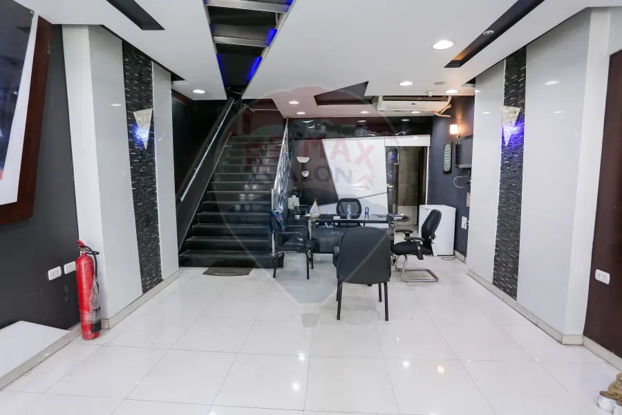 محل و ميزانين تجارى للايجار 285 م ميامى (ش 45 بحرى )