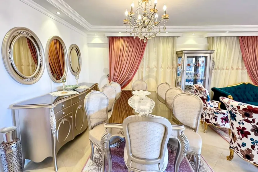 شقة للايجار المفروش 200 م سبورتنج (خطوات من نادي سبورتنج)