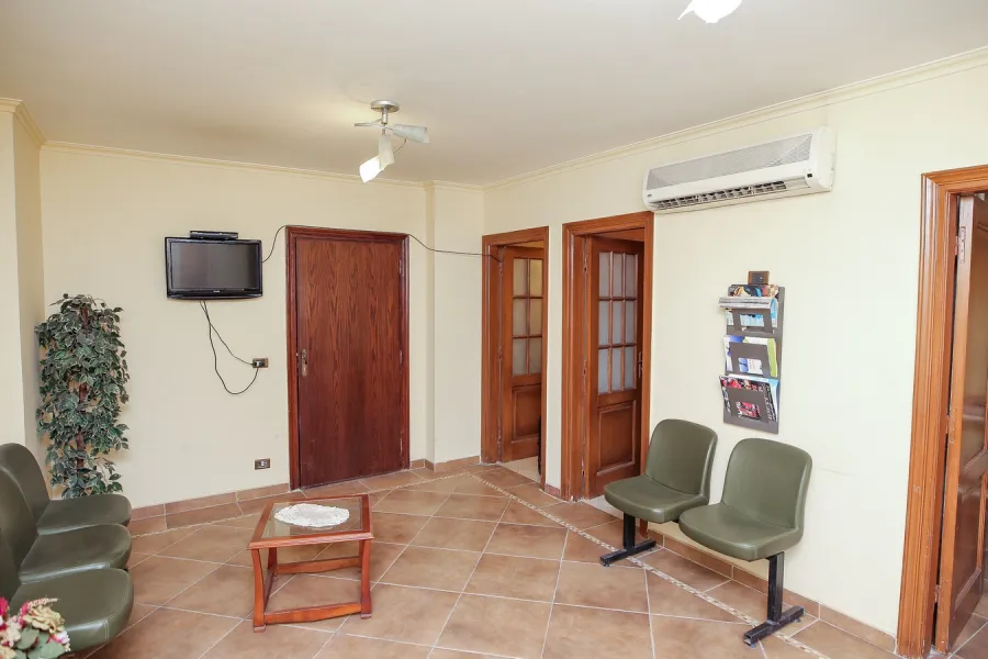 وحدة إداري للبيع 83م سموحة  (كوبري 14 مايو - عمارات الوطنية)