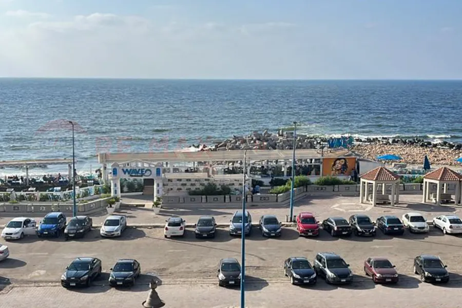 شقة للايجار المفروش 100 م  سبورتنج (علي البحر مباشرة)