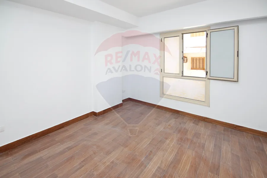 شقة للبيع 300 م  كفر عبده (ش قرادحي)