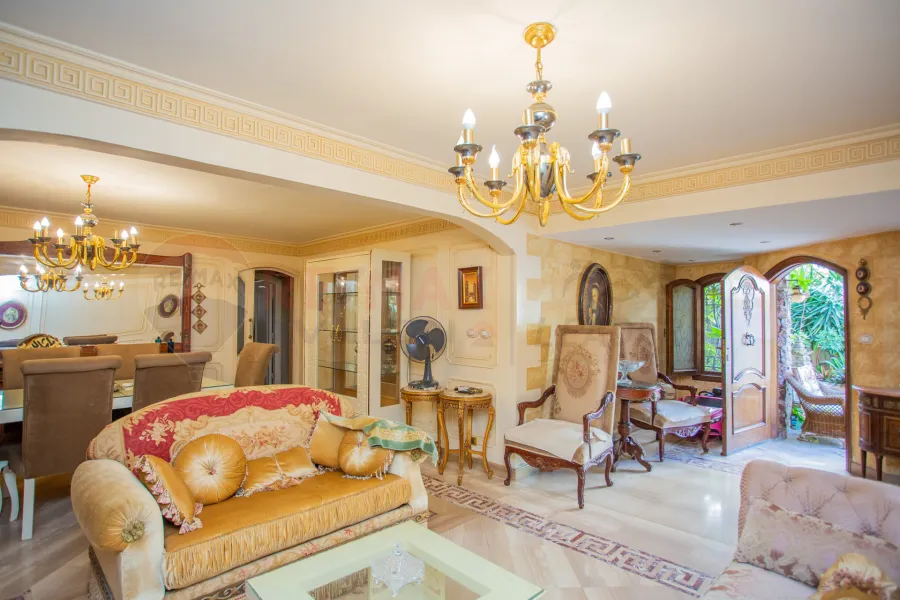 فيلا للبيع 600 م المعمورة الشاطئ (امام السوق التجاري)