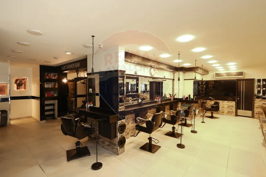 محل  للبيع  130 م + ميزان 120 م  سيدي بشر  (هيلتون رمادا)