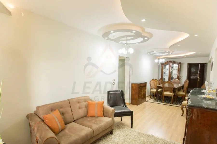 شقة للبيع 230 م سيدي بشر (علي البحر مباشرة)