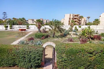 فيلا ستاند الون للبيع (قرية البنوك - الساحل) 400 م