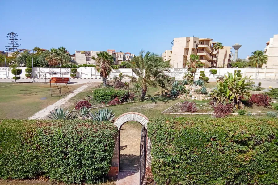 فيلا ستاند الون للبيع (قرية البنوك - الساحل) 400 م