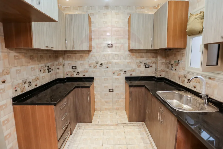 شقة للبيع 140 م + روف خاص  لوران (ش الإقبال)