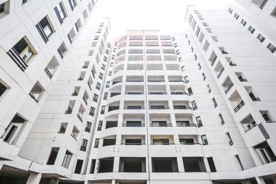 شقة للبيع 170 م سموحة (كومباوند ايست تاورز- شارع الريادة)