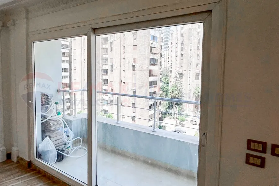 شقة للايجار 270 م رشدي (علي الترام)