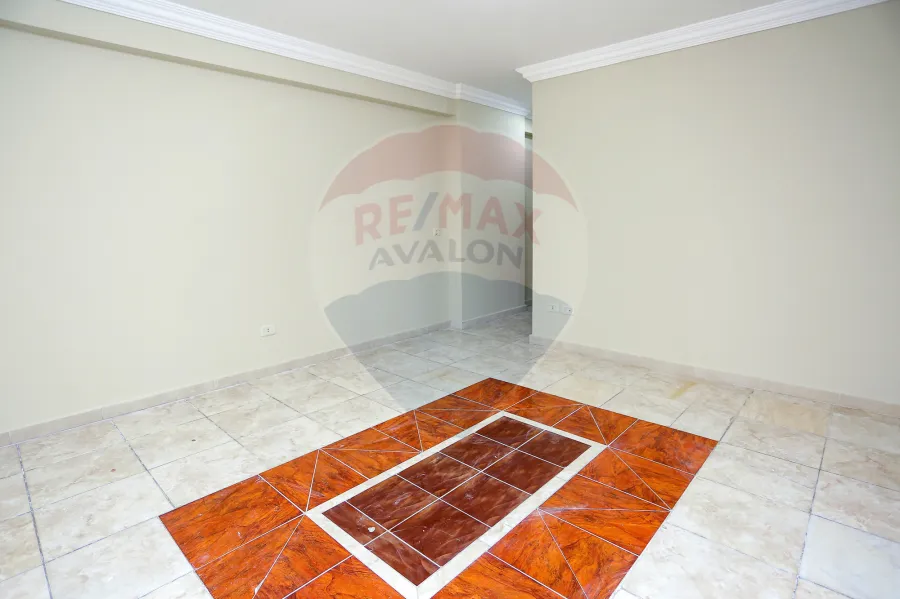 شقة للايجار 265 م رشدي (علي الترام مباشرة)