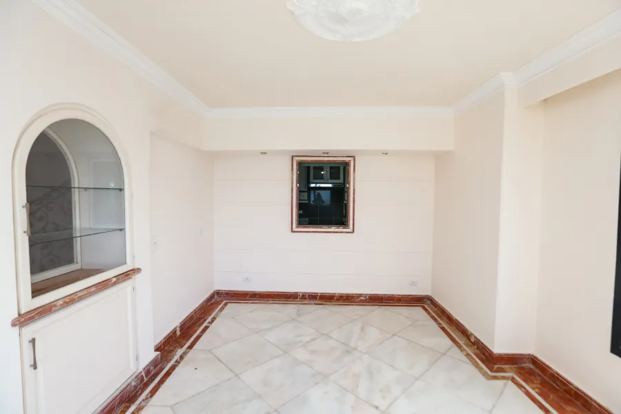 شقة دوبلكس مرخصة للبيع 307م سبورتنج (على البحر مباشرة)ً