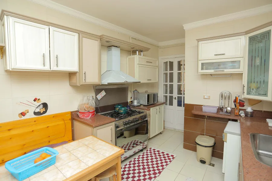 شقة للبيع 215م رشدي (عمارة عزيز شنوده)