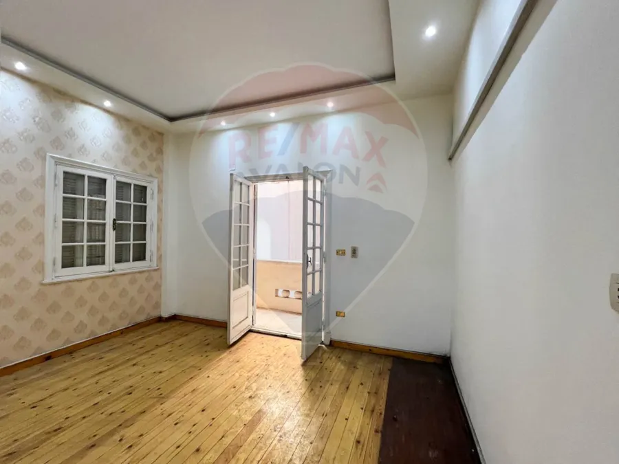 شقة للإيجار 160 م زيزينيا (علي الترام مباشر)