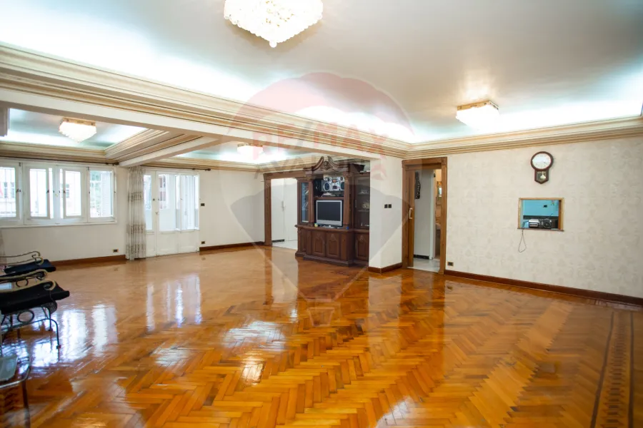 شقة مسجلة للبيع 271 م رشدي (المعسكر الرومانى)