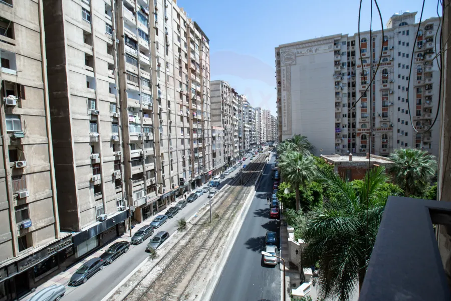 شقة للبيع 250 م لوران  (علي الترام مباشرة )