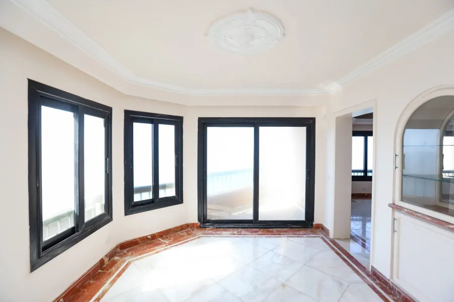 شقة دوبلكس مرخصة للبيع 307م سبورتنج (على البحر مباشرة)ً