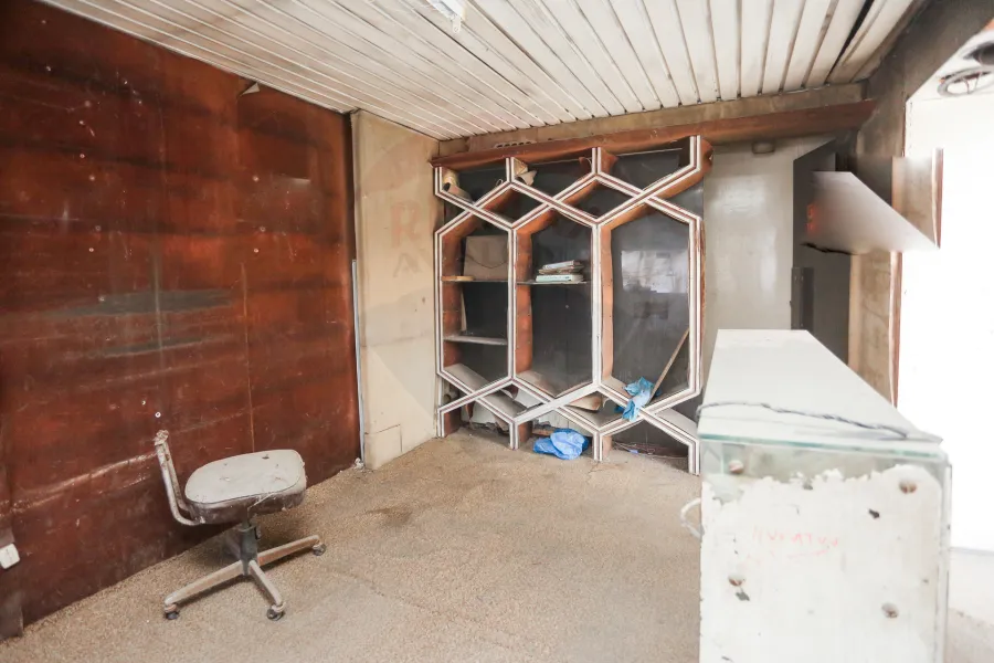 محل للبيع 18 م سبورتنج (امام محطة ترام سبورتنج)