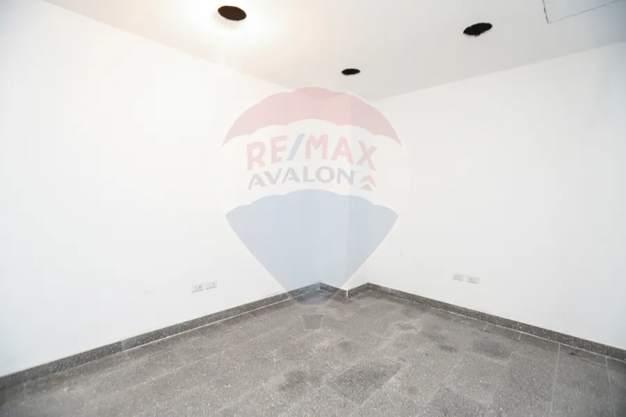 محل للبيع 430 م محطه الرمل (متفرع من ش صفية زغلول)