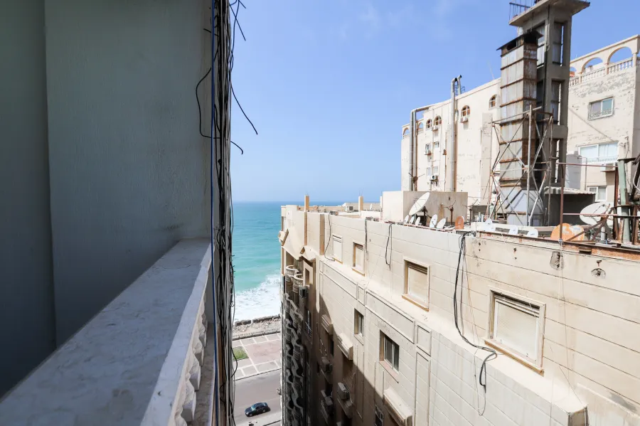 شقة للبيع 110م لوران ( 2 نمرة من البحر )