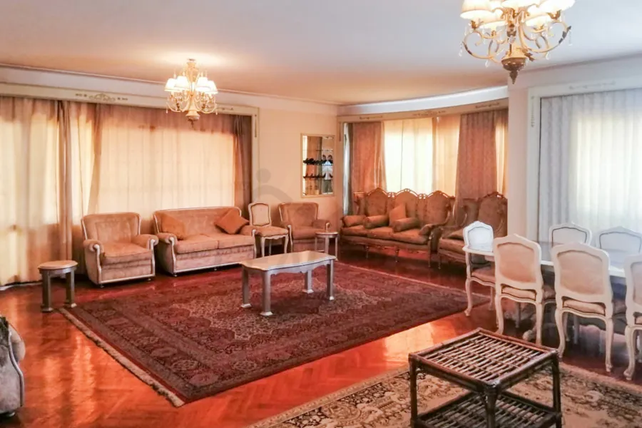 شقة للايجار 240 م لوران (علي الترام مباشرة)