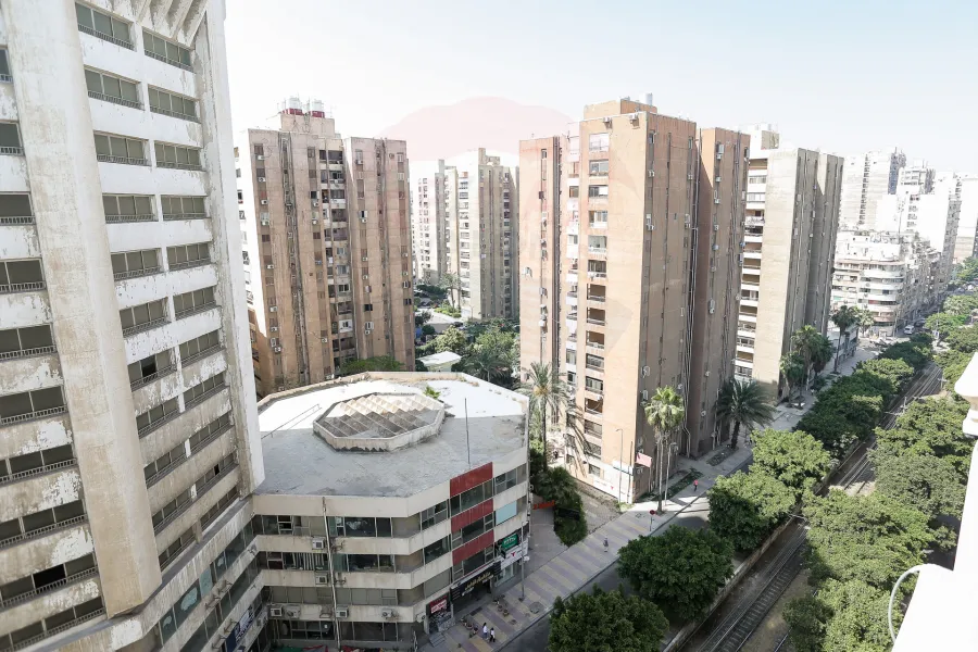 شقة للايجار 195 م رشدي (علي الترام مباشرة)