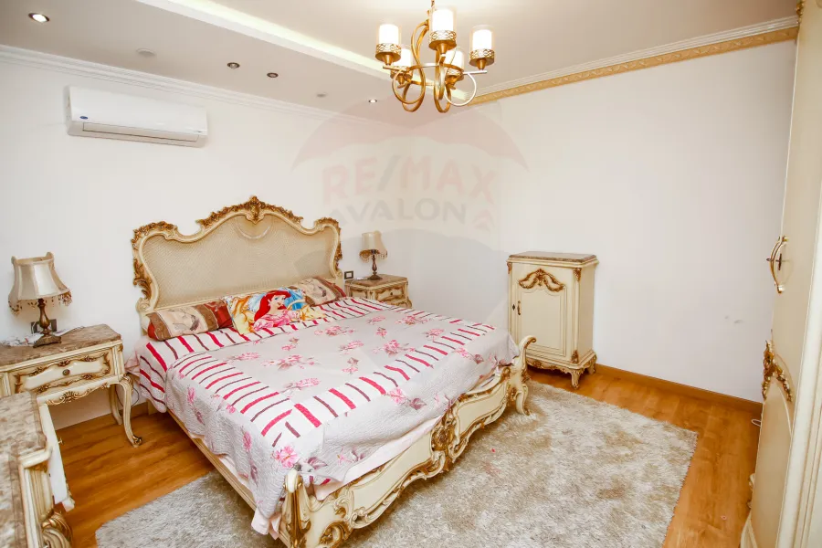 شقة للبيع 170 م كامب شيزار (خطوات من كوبري الجامعه)