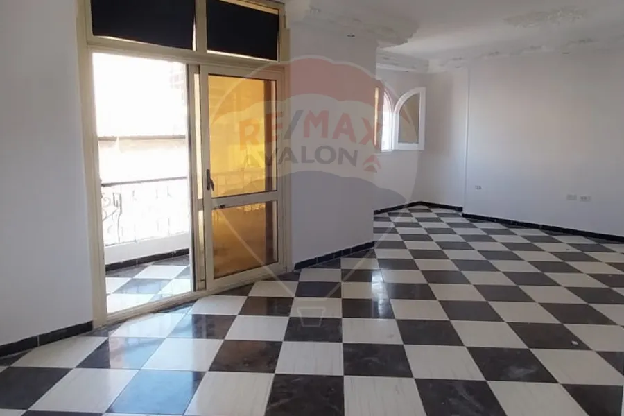 شقة للبيع 150 م زيزينيا (شارع ابوقير)