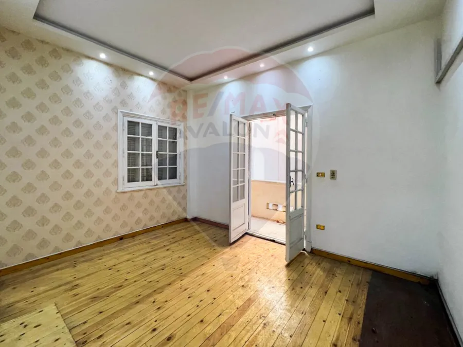 شقة للإيجار 160 م زيزينيا (علي الترام مباشر)