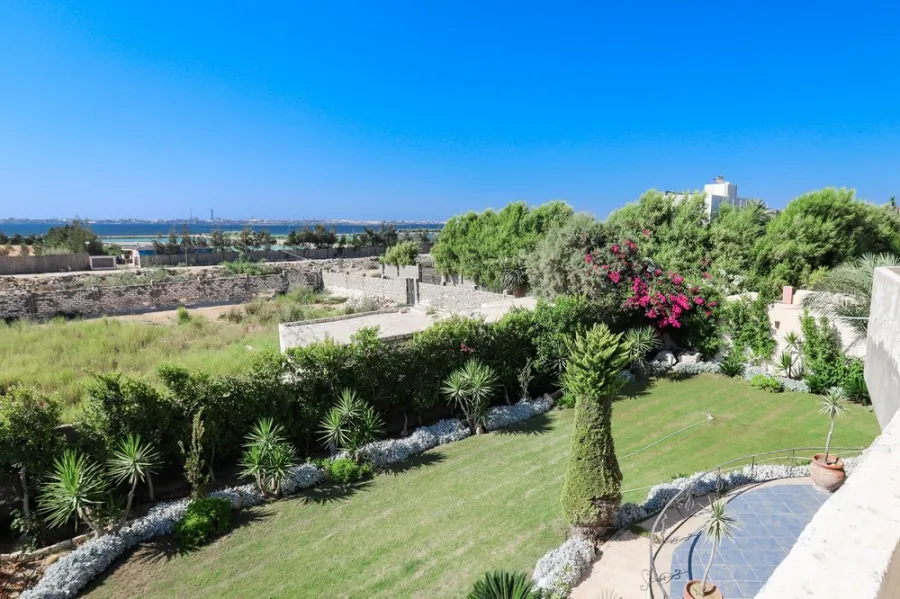 فيلا للبيع او للإيجار مفروشة 1600م بكينج مريوط  (خلف فندق افريكانا)