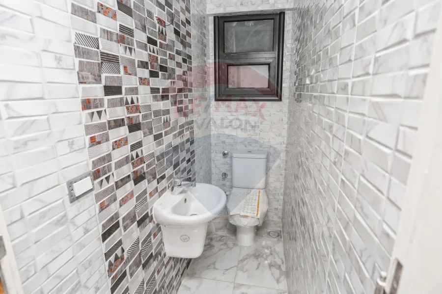 شقة للبيع 147 م سموحة (كومباوند ايست تاور- ش مدرسة الريادة)