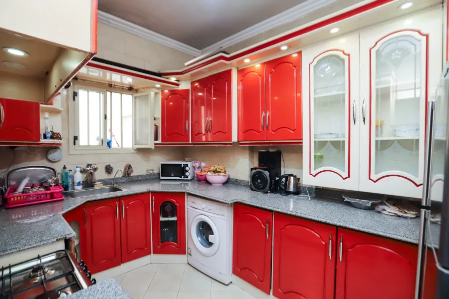 شقة للبيع 110م لوران ( 2 نمرة من البحر )