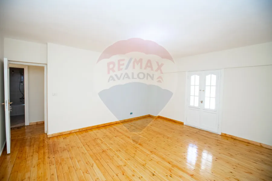 مقر ادارى للايجار 250 م  سان ستيفانو (على الترام مباشرة - خطوات من البحر)