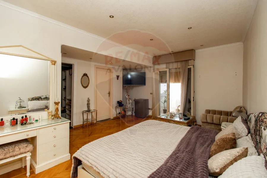 شقة للبيع 350 م  سابا باشا (على البحر مباشرة)