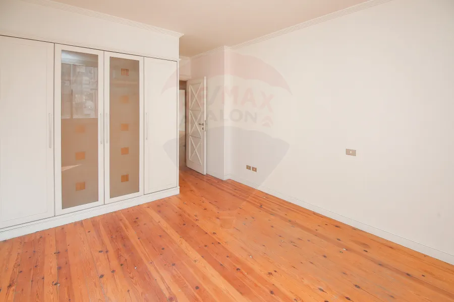 شقة للبيع 270 م كفر عبده (ش الإسماعيلية)