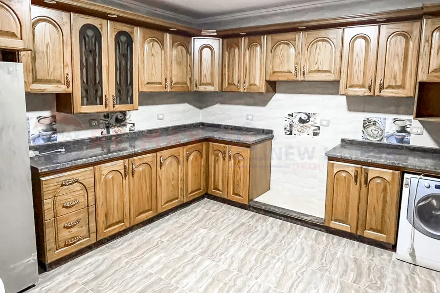 شقة للايجار 270 م رشدي (علي الترام)