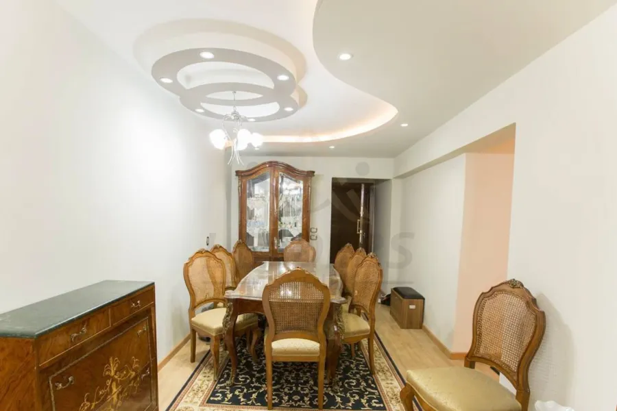 شقة للبيع 230 م سيدي بشر (علي البحر مباشرة)