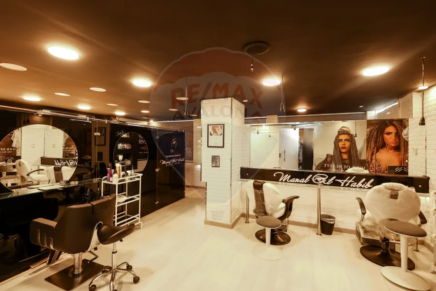 محل  للبيع  130 م + ميزان 120 م  سيدي بشر  (هيلتون رمادا)