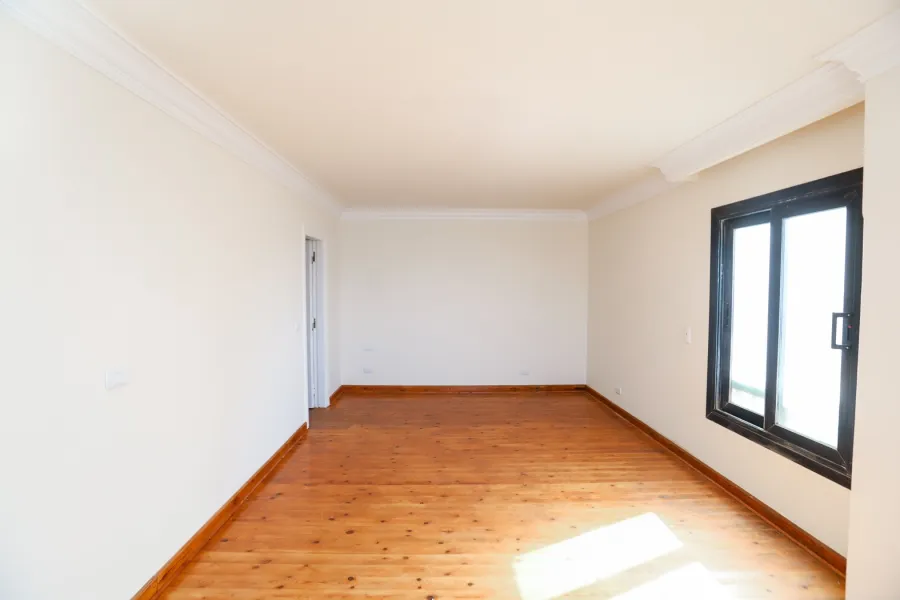 شقة دوبلكس مرخصة للبيع 307م سبورتنج (على البحر مباشرة)ً