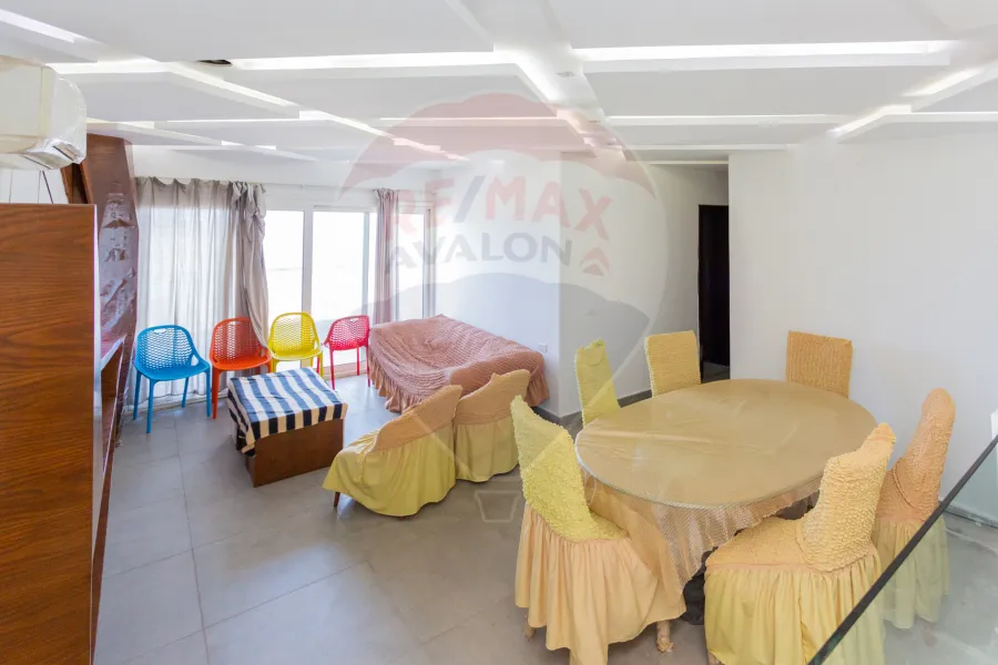 شقة للبيع 176 م كامب شيزار (على البحر مباشرة)